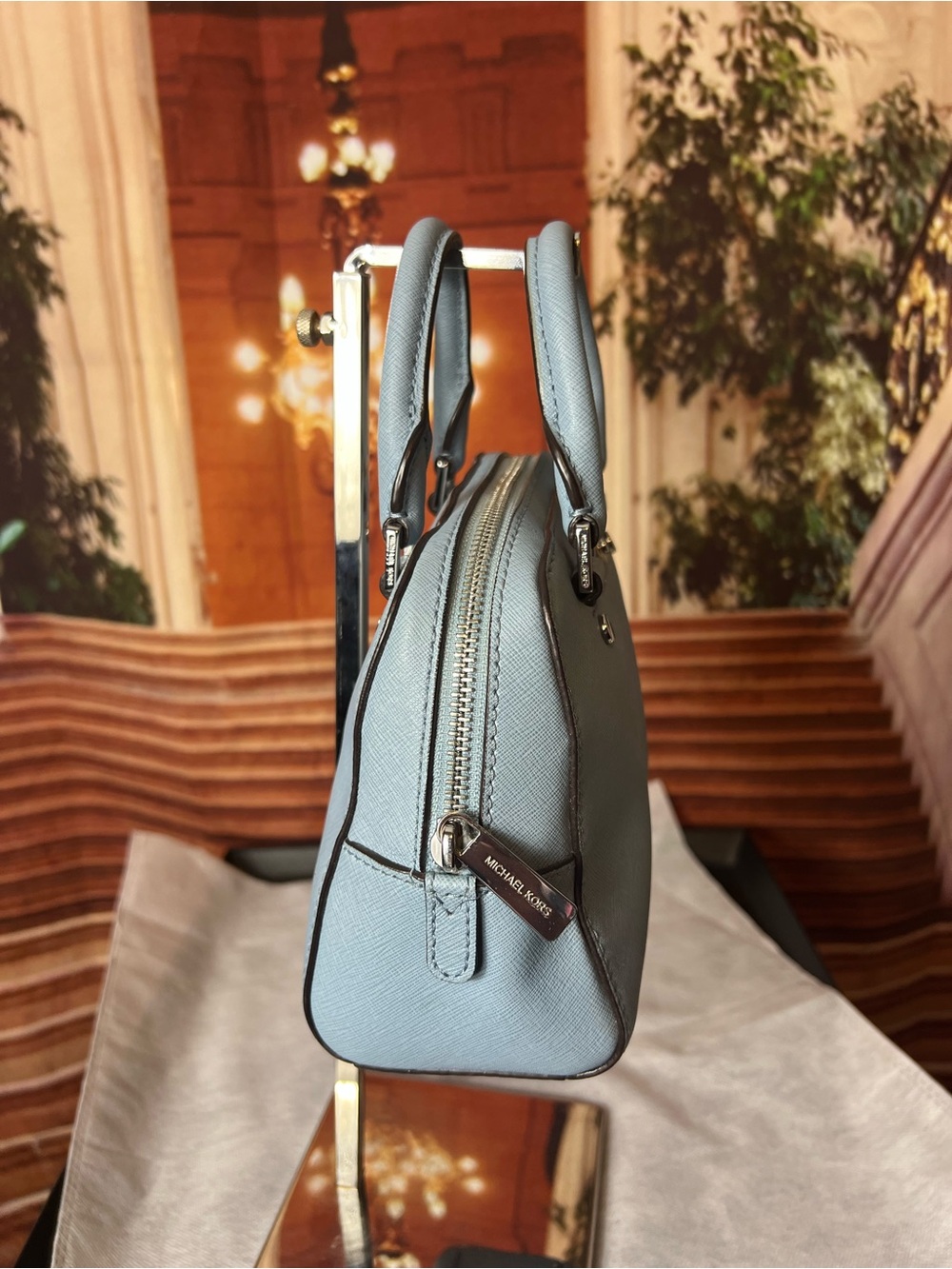 Michael Kors Savannah small satchel is crafted from baby blue saffiano leather - Picture 4 of 17